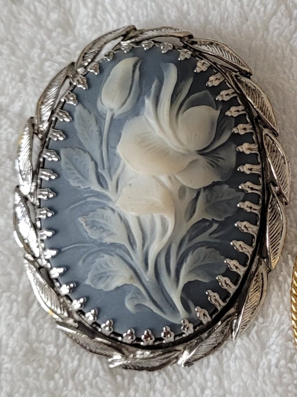 Whiting & Davis Floral Cameo Brooch - Picture 3 of 3